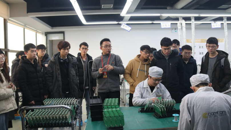 中南大學的同學們參觀康通電子貼片車間 中南大學的同學們參觀康通電子貼片車間